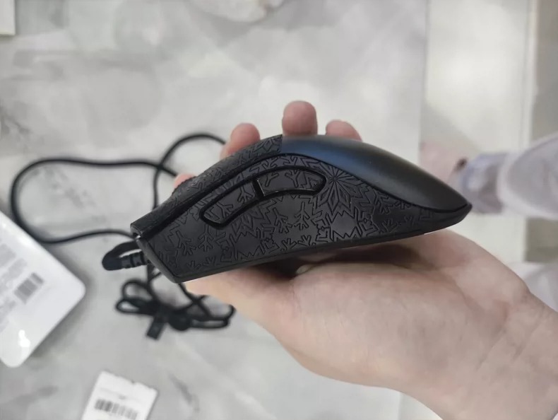 Razer雷蛇 炼狱蝰蛇v2mini 没有拆修没有打油,贴着防滑贴使用的 Razer雷蛇 炼狱蝰蛇v2mini 没有拆修没有打油,贴着防滑贴使用的